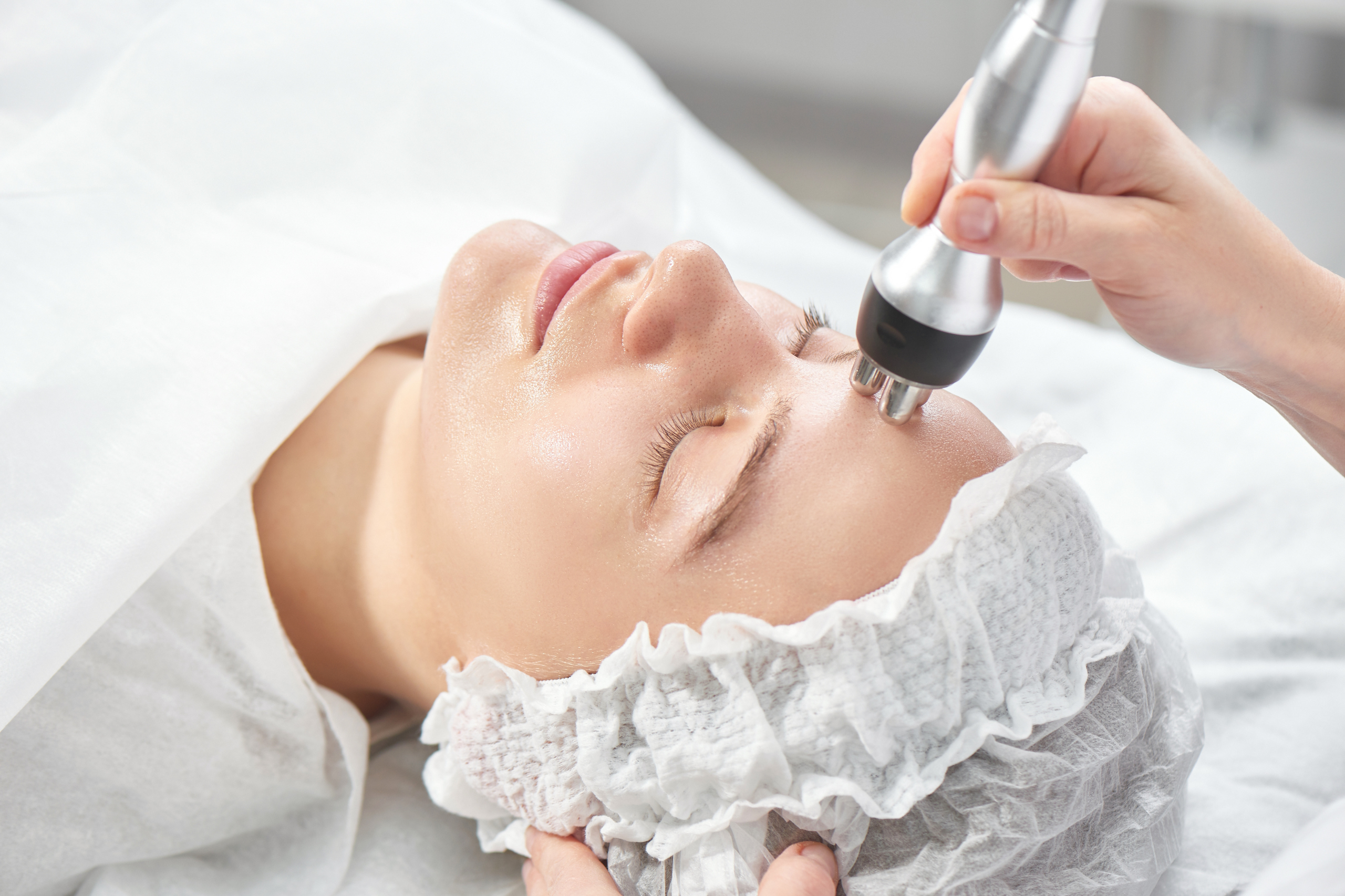 https://www.efmedispa.com/storage/uploads/insights/radiofrequency-therapy-skin-tightening/radio-frequency-facial-london.png?utm_source=chatgpt.com